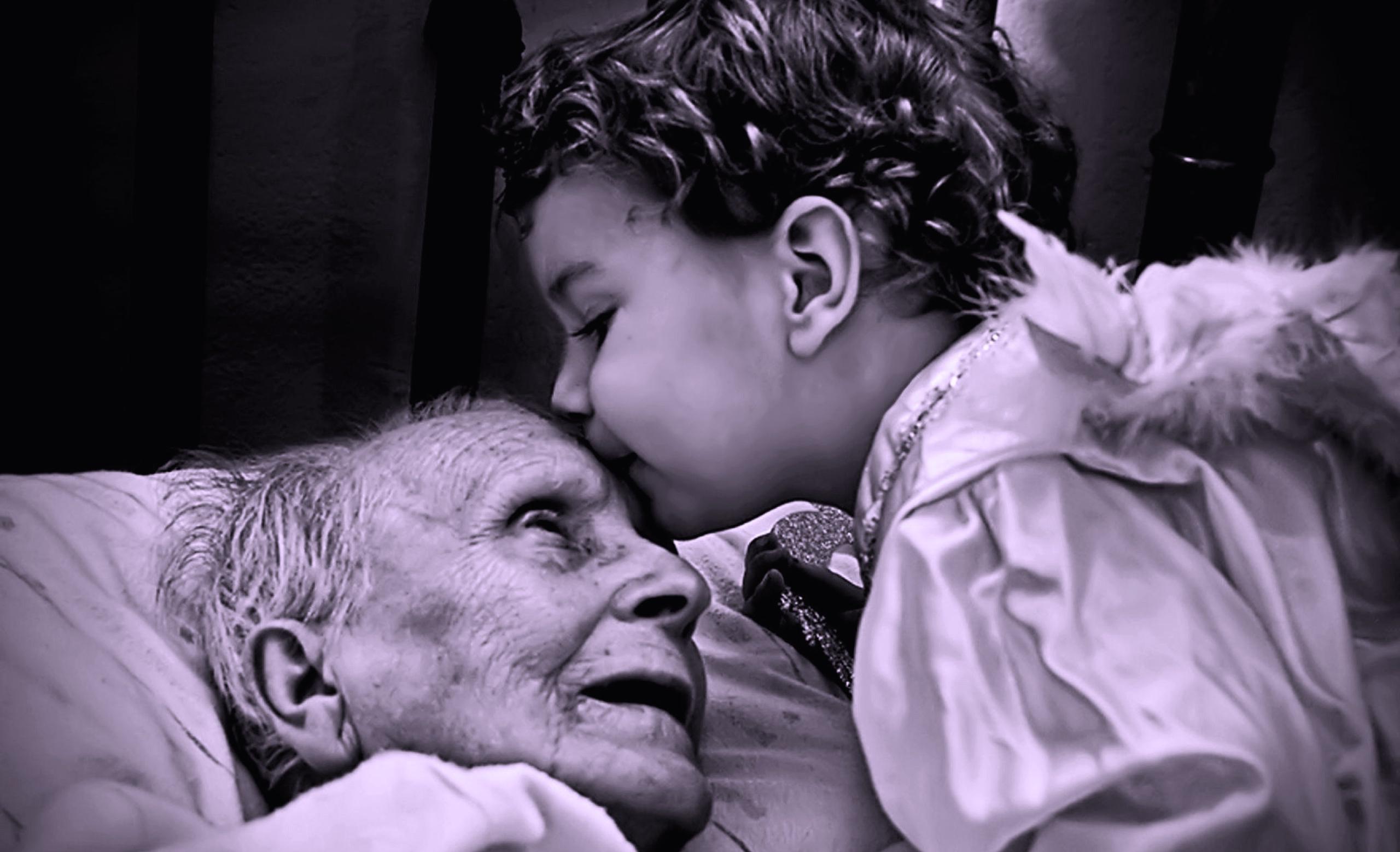 Дед пришел к внуку. Трогательные фотографии. Старики и дети. Очень трогательные фото. Доброта к старикам.